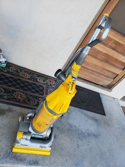 DYSON DC07  vacuum cleaner grey and yellow working