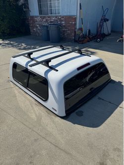 SNUGtop Rebel for Toyota Tacoma 5’ white good condition