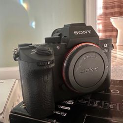 Sony a7 III ILCE7M3/B Full-Frame Mirrorless Interchangeable-Lens Camera with 3-I