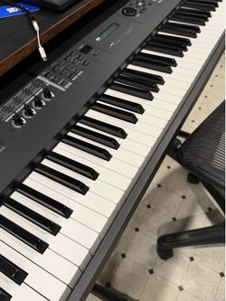 Yamaha MX88 88-key Music Synthesizer / Stage Piano (Excellent Condition)