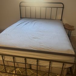 Bed frame With Queen Mattress