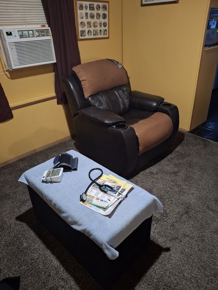 Deluxe Electric Reclclyner , Needs Upulstry