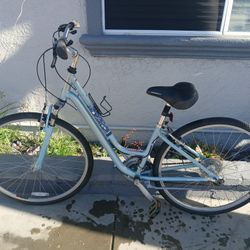 Women's 700c Aluminum Diamondback Vital 2 Hybrid Bike 