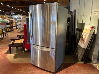 LG 25.5-cu ft Standard-Depth 33-in Wide Bottom-Freezer Refrigerator with Ice Maker Model #LRDCS2603S