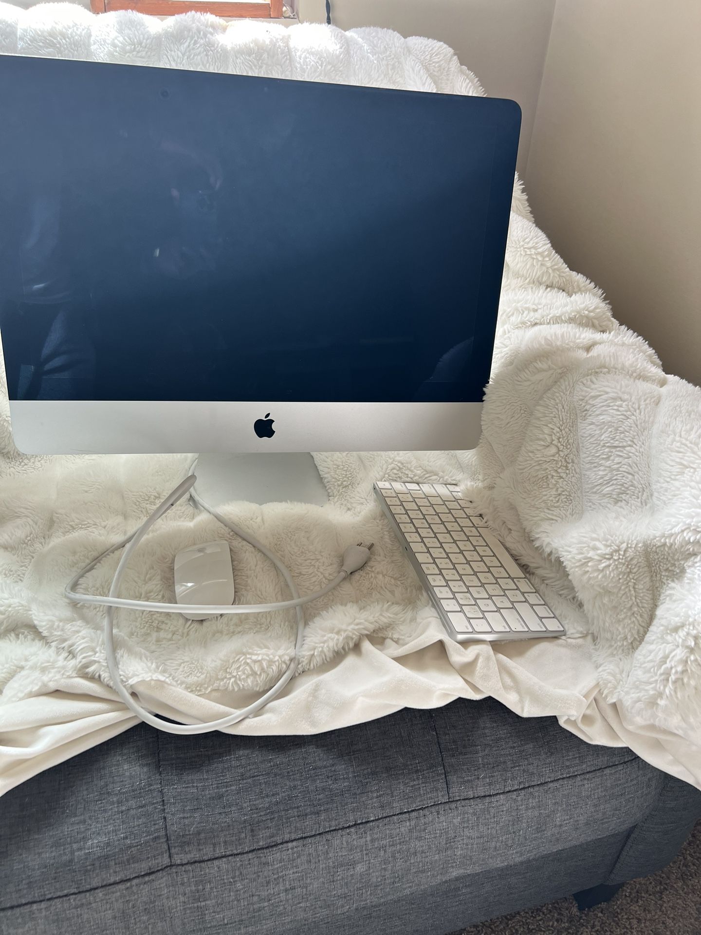 21.5” Mac Desktop Includes Wireless Keyboard And Mouse
