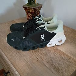 On Cloud Women’s Shoes Size 9