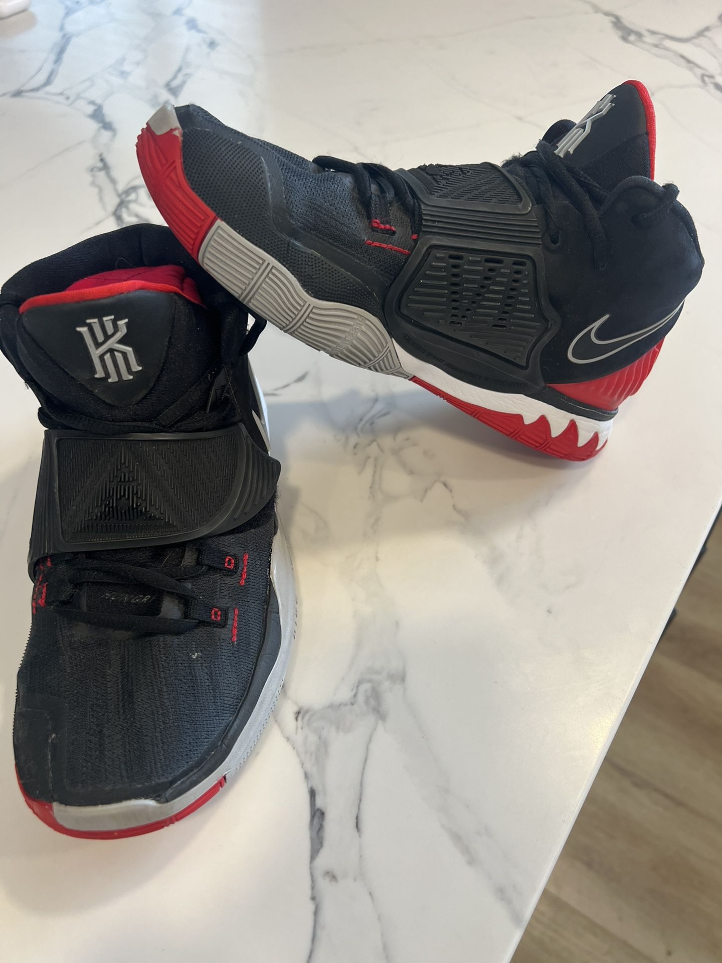 Like New NIKE Kyrie 6 Black/Red Basketball Shoes 6.5Y