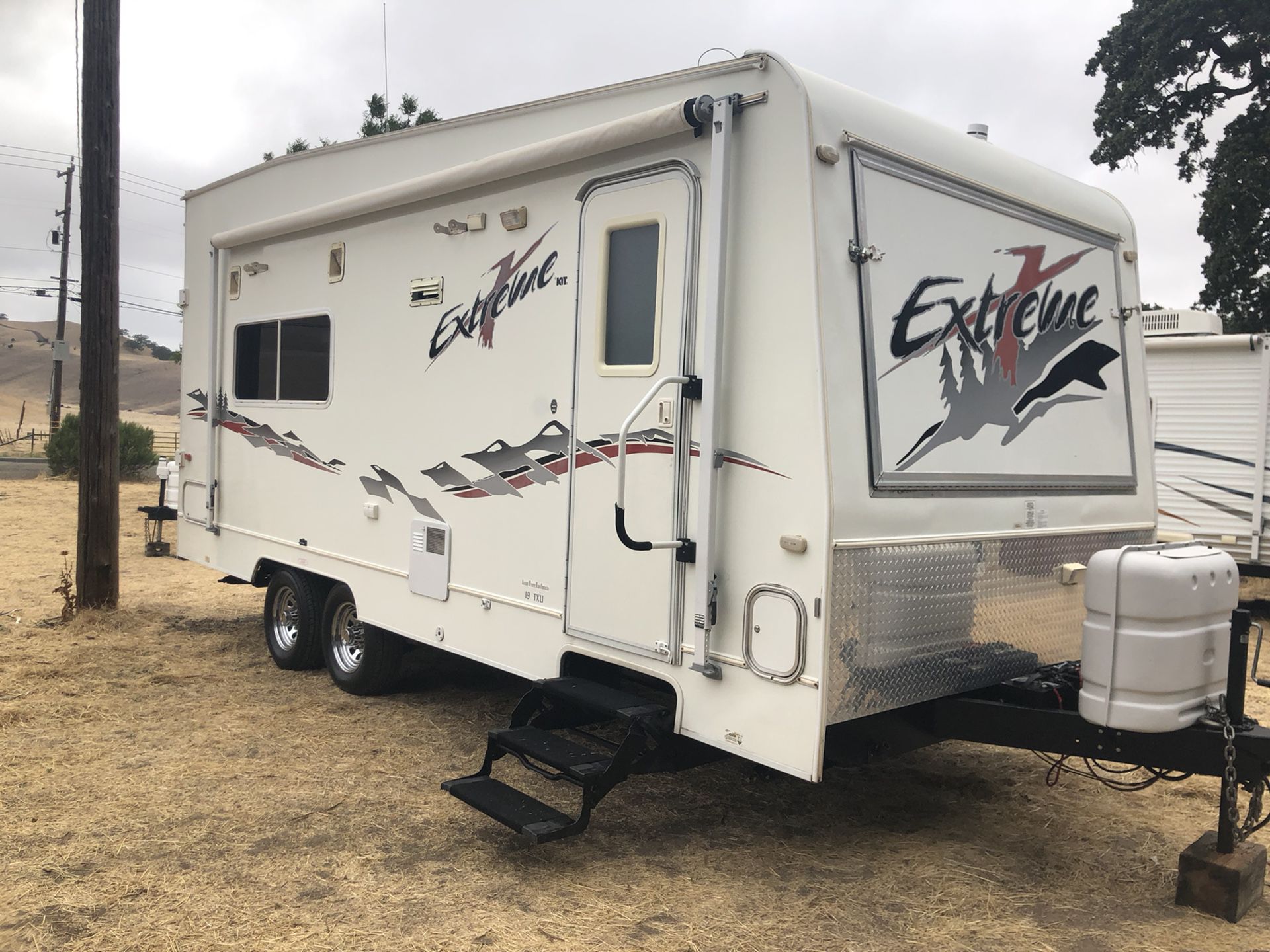 2005 Toy hauler 20FT tip out front sleeps 6 comfortably like new
