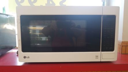 LG microwave almost brand new good size