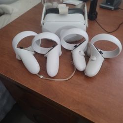 Quest 2 White 4 Coutrollers