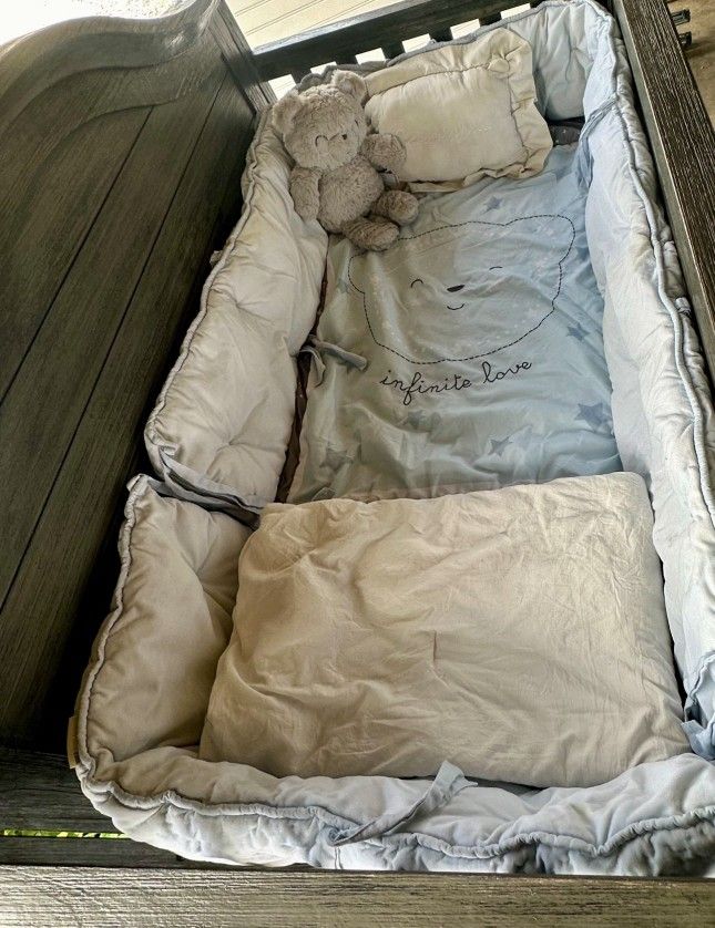 Crib 140 Turns Into Day Bed.