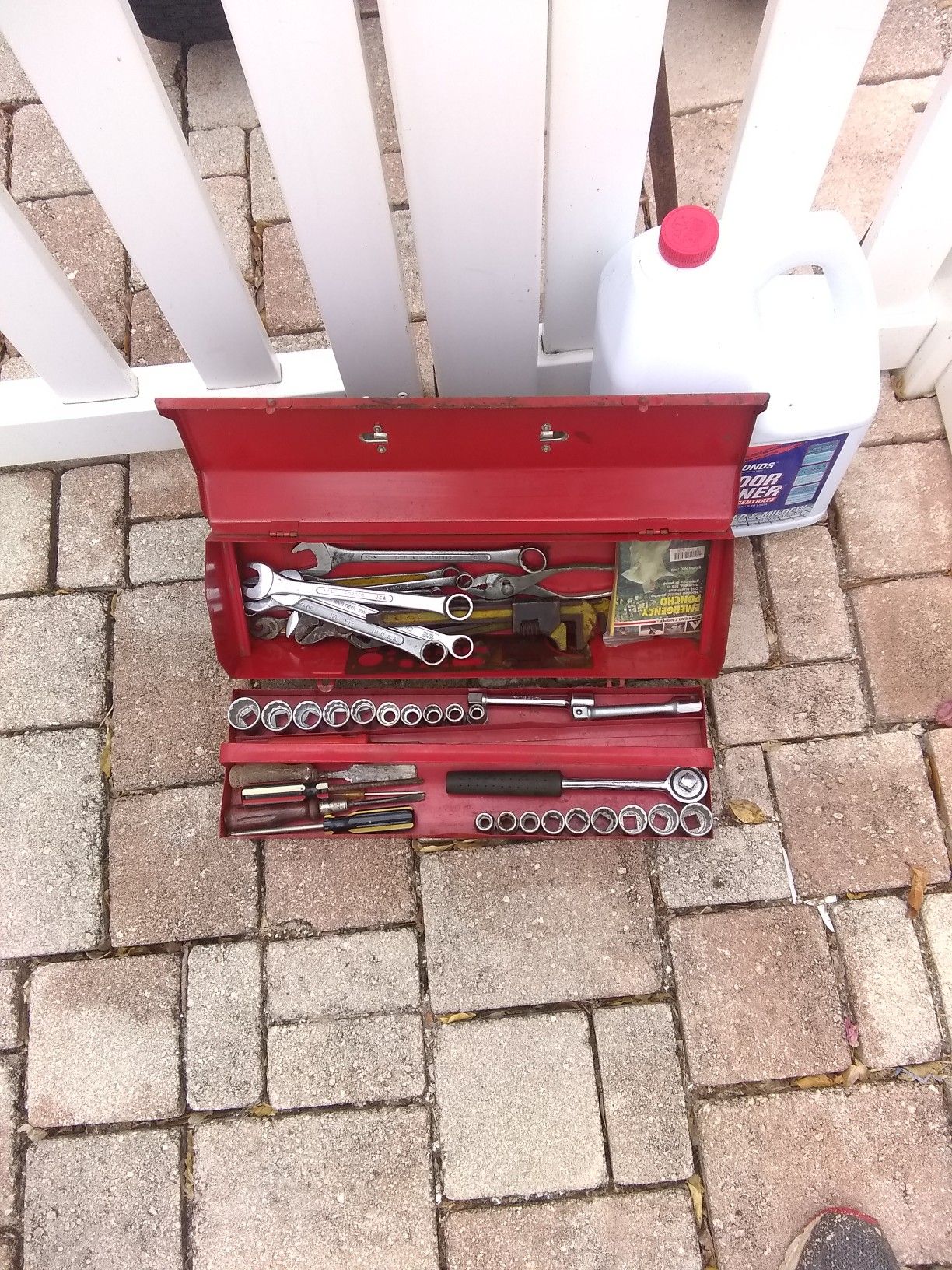 Husky 1/2 in socket set with spare sockets extra wrenchres, tootbox incl