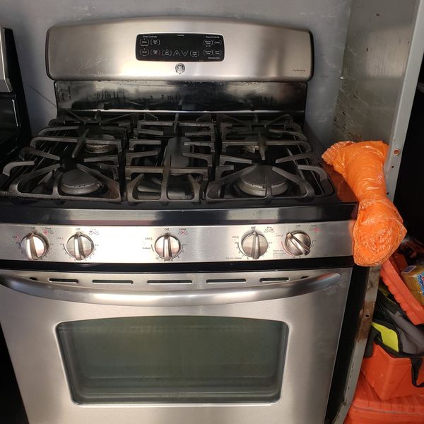 GE stove use but great condition 375 five burner for Sale in The Bronx