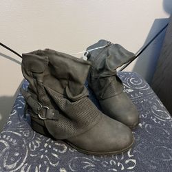 WOMENS BOOTS- never used