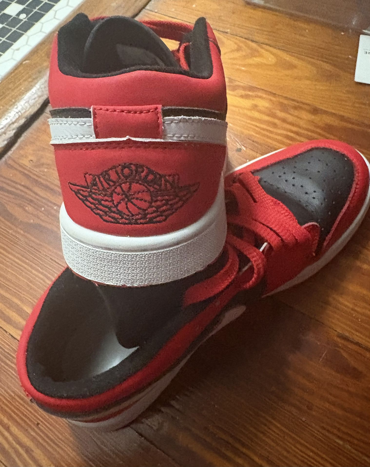 Nike Air Jordan 1 Low Women’s size 8.5 White Very Berry