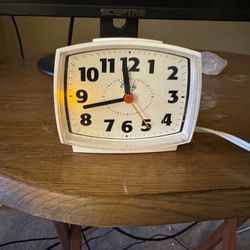   **For Sale: Vintage Mid-Century Modern Electric Wall Clock - $50** 