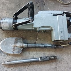 Makita demolition hammer for parts or repair; it turns on but has no power(para partes o arreglar)