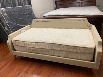 ELEGANT TWIN SIZE DAYBED COMPLETE