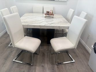 Set of 8 dining chairs