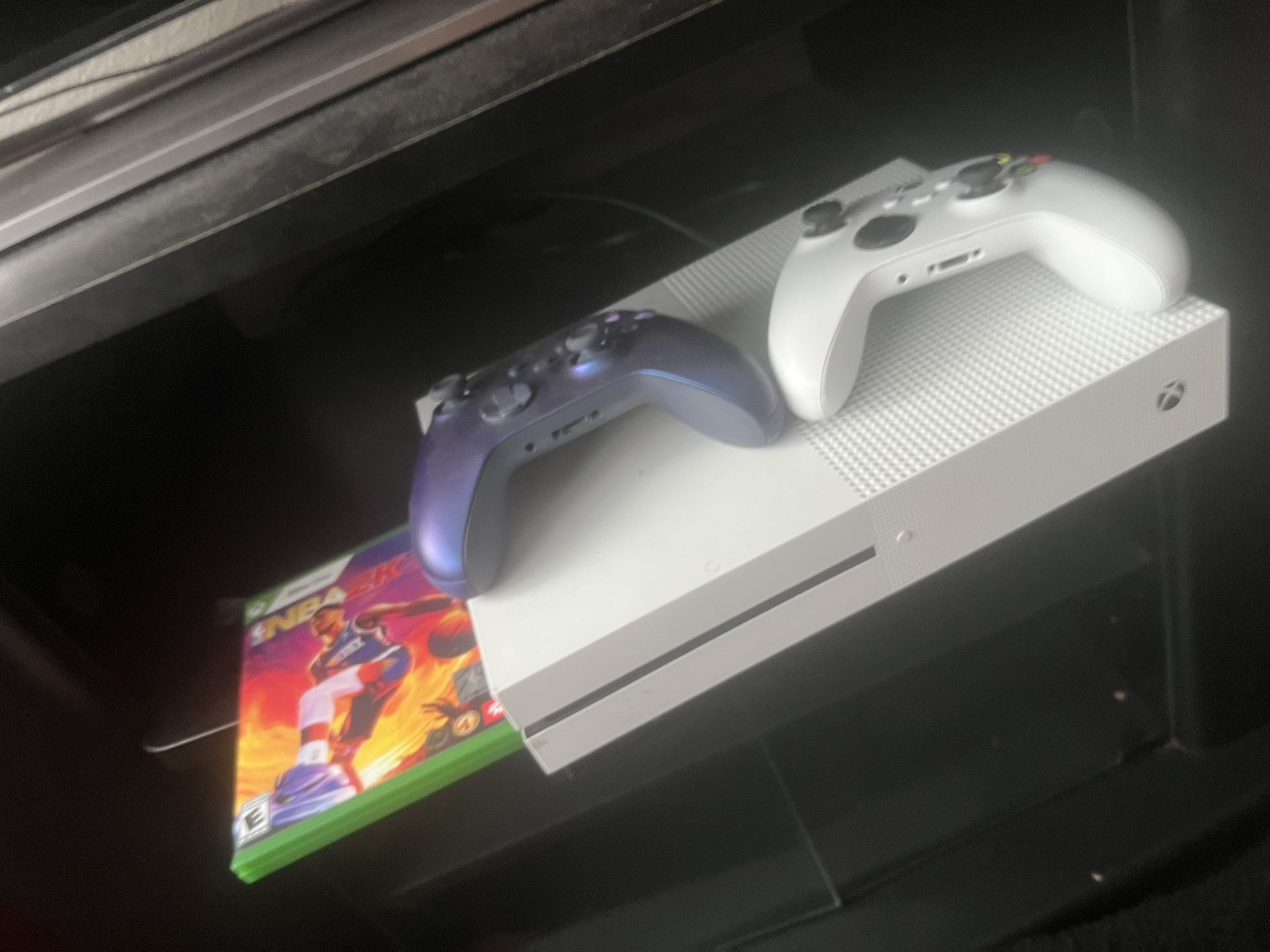 Xbox One Console, game And Controllers 