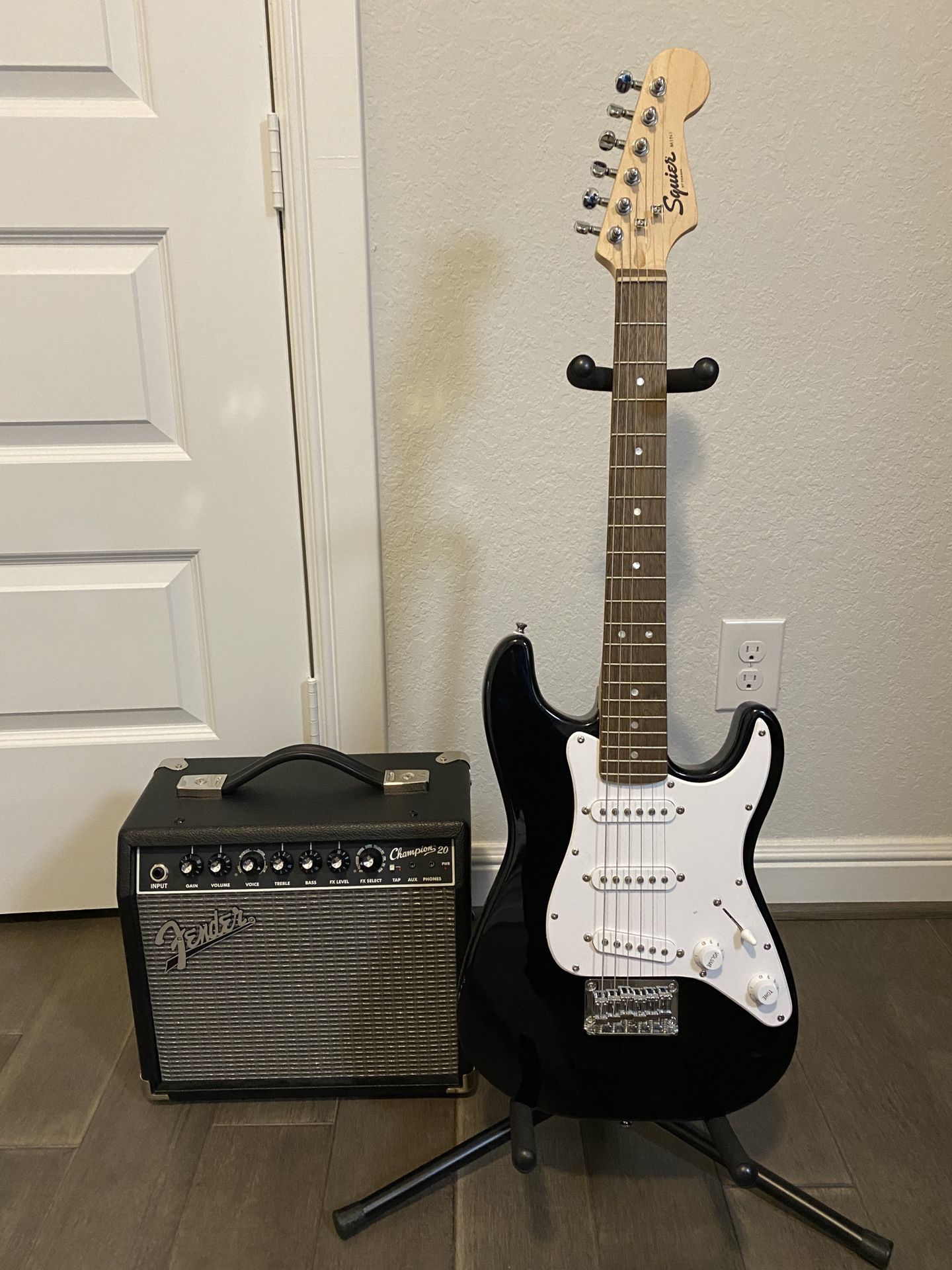 Guitar Fender Squier Mini (includes Amplifier And Bag)