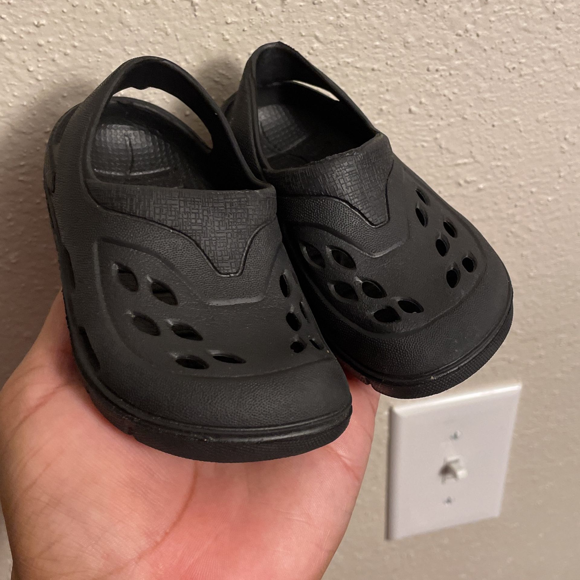 Toddler crocs