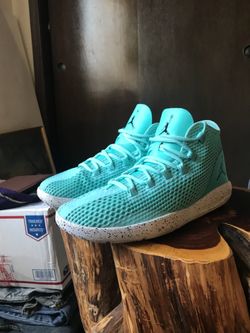 Jordan Reacts, super, super light. Size 9.5!