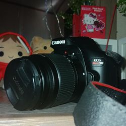 CANON  EOS REBEL T100 18-55m lens 