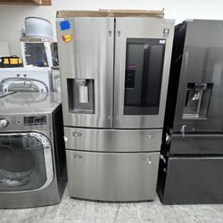 SAMSUNG COUNTERDEPTH FAMILY HUB REFRIGERATOR WITH ICE & WATER