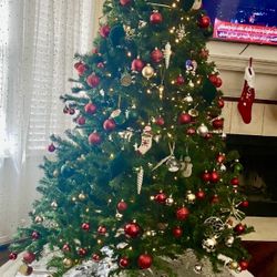 7.5 Tall Christmas Tree 1,346 Branch Tips With 1500 Light With A Tree Skirt And 160 Ornaments