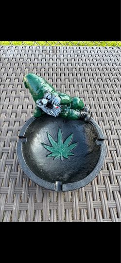 The gnome ashtray statue
