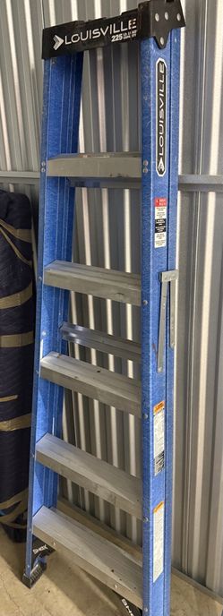 Louisville step ladder with a top cap and a 225-pound load capacity