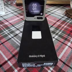 Samsung Flip5 .256gb..like New..unlocked