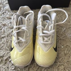 Youth baseball cleats