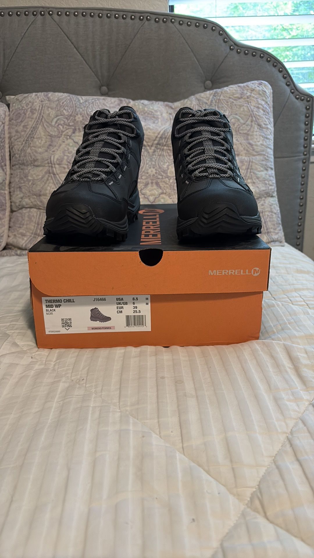Never Used Merrill Women’s Hiking Boots 8.5