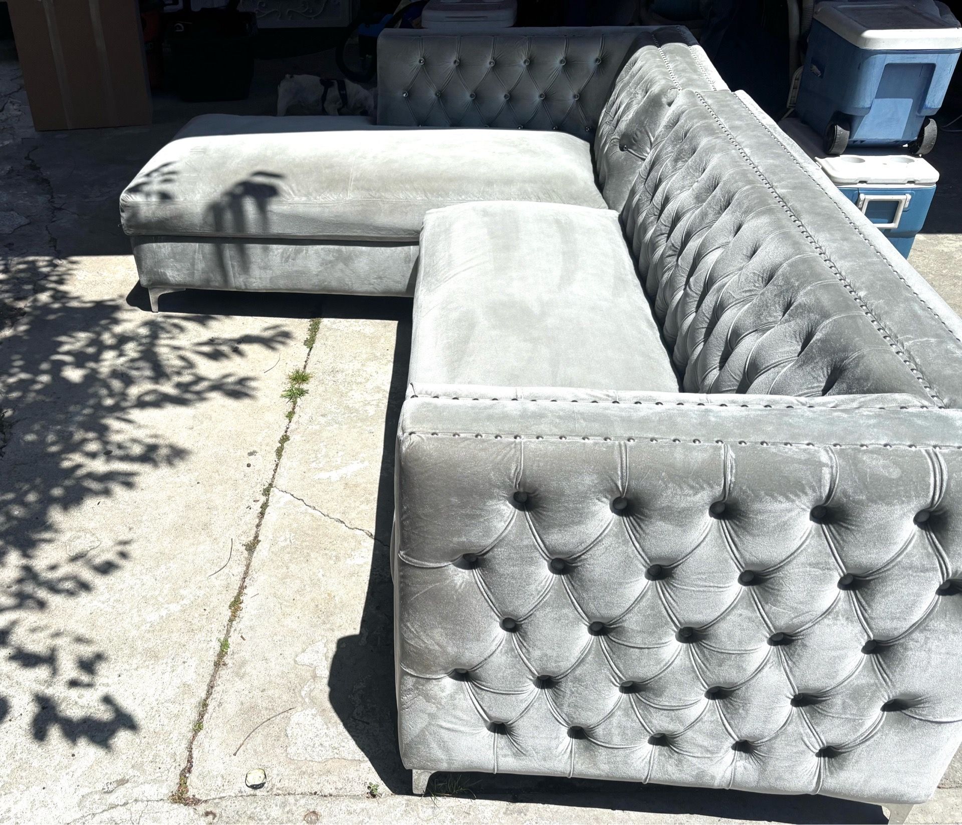 ay Velvet Tufted Sectional Sofa w/ Chaise