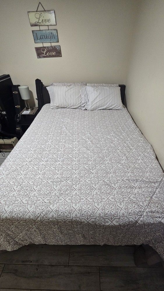 Queen mattress and box spring