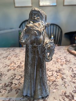 Metallic Santa Claus Figurine with Wreath