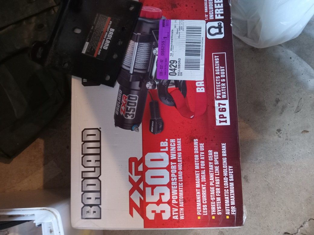 3500 Winch With Mount Plate. New In Box