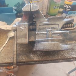Vise Old Columbian. Marked USA Made,swivel, 3  1/2 In Jaws. All Working, Very Good Jaw Teeth, E MESA 