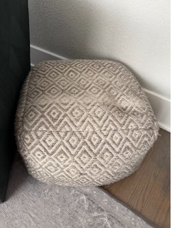 Set of 2 sitting cushions/poofs