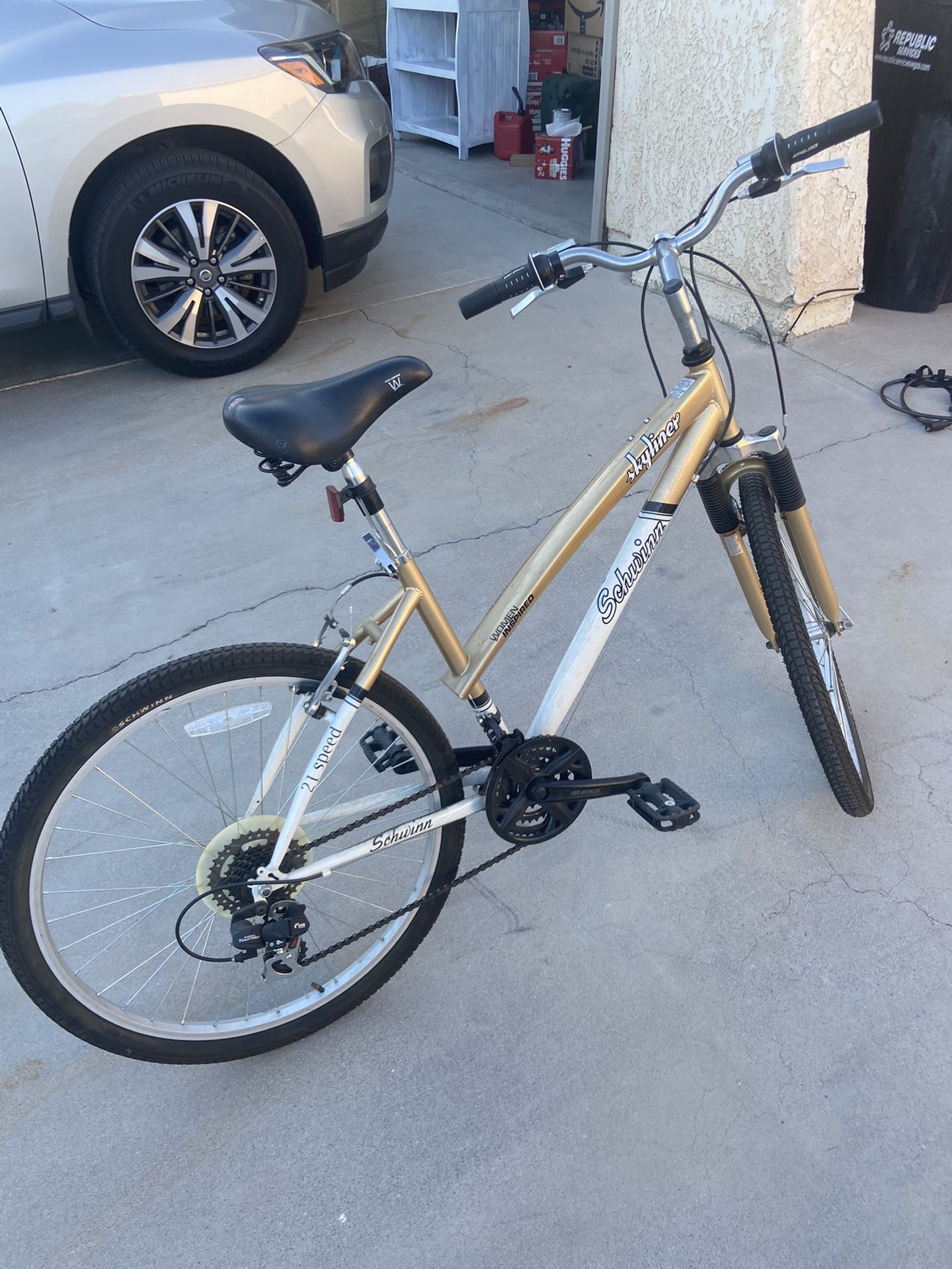 21 Speed Schwinn Skyliner Gold And White for Sale in Las Vegas NV OfferUp
