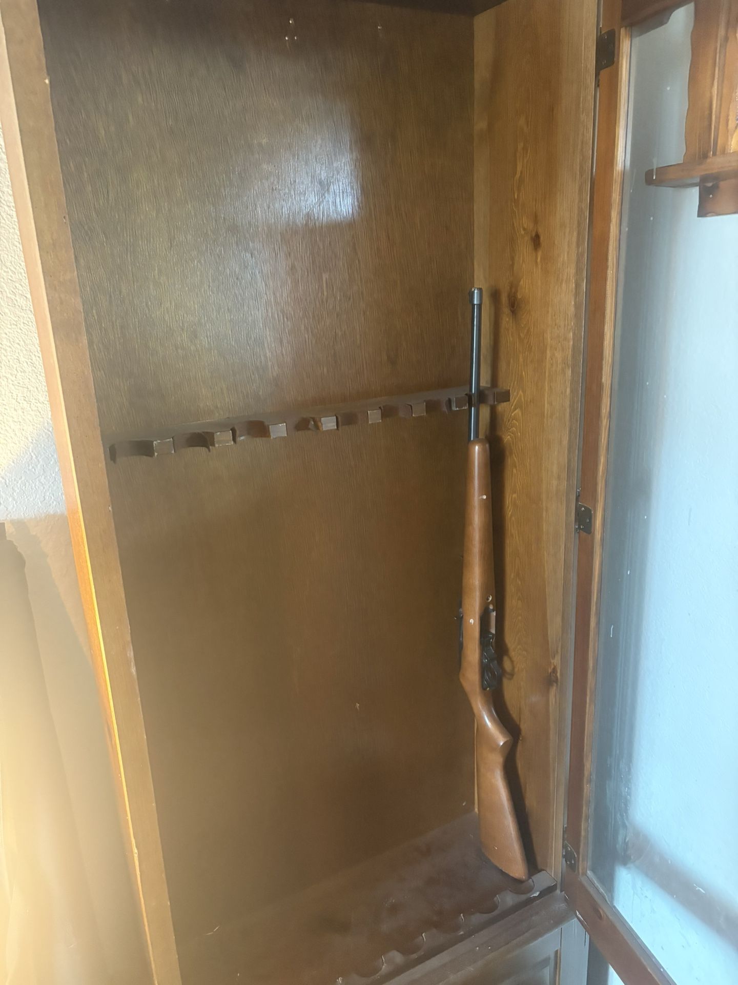 Gun Cabinet W/key