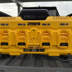 DEWALT 4-Port Fast Charger (12V/20V/60V)  Nuevo