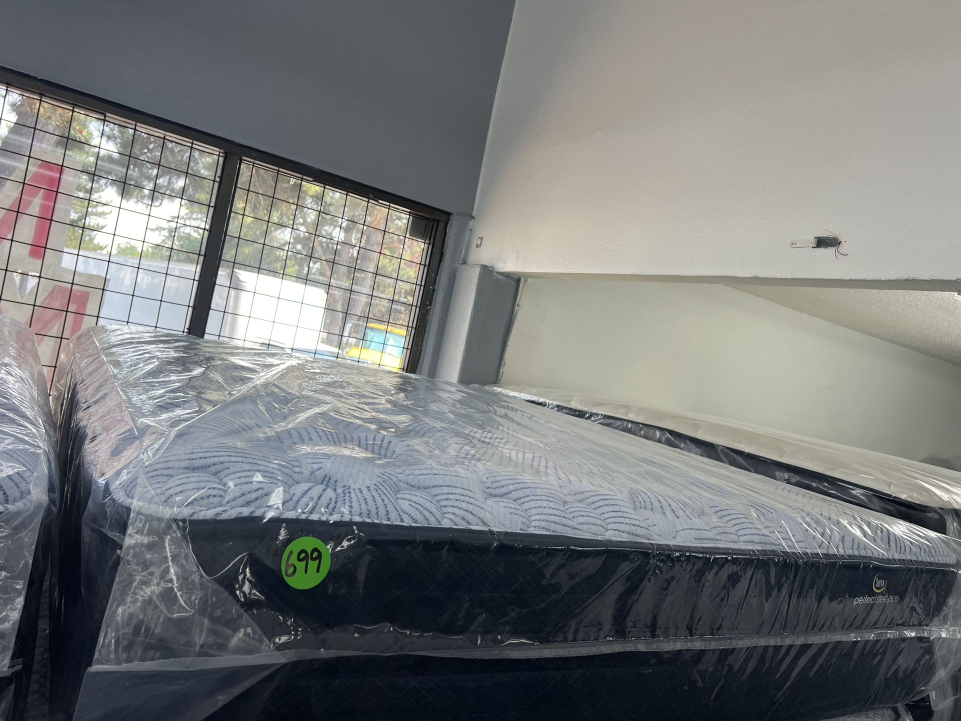 QUEEN SIZE SERTA PERFECT SLEEPER MATTRESS & BOX SPRING BED SET