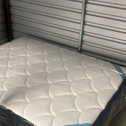 Dreamcloud Premier Mattress (queen) Like New