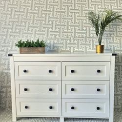 BEAUTIFUL 6 DRAWERS DRESSER IN WHITE COLOR AND BLACK HARDWARE BRAND NEW DRAWERS OPEN CLOSE SMOTHLY