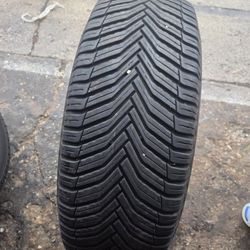 1 tire 225/65/17 Michelin 
