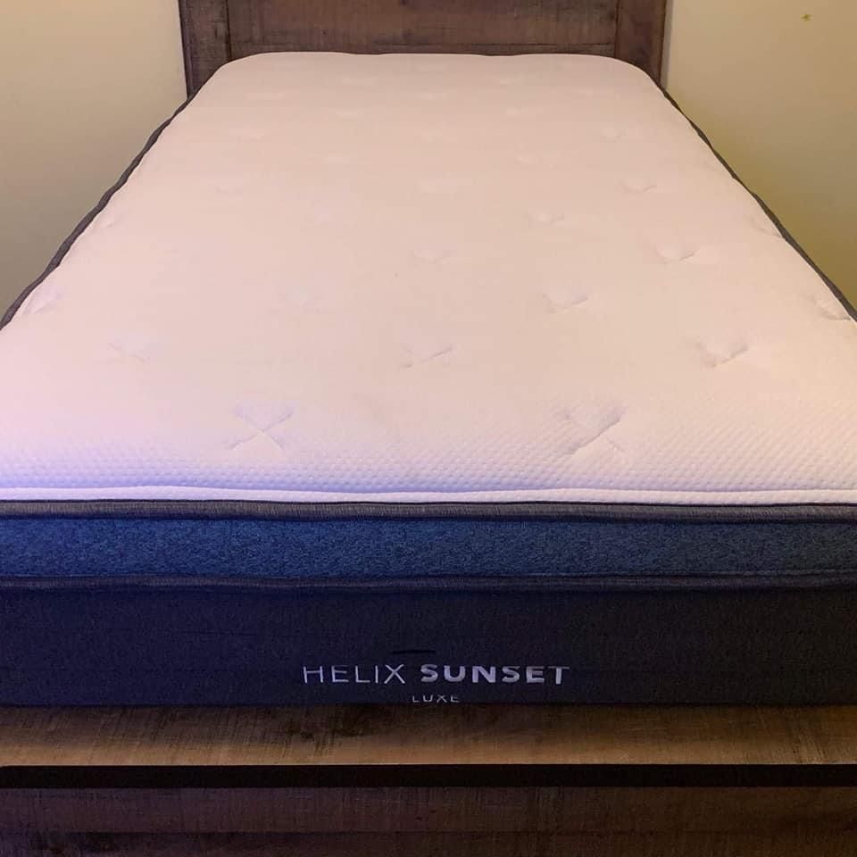 Like new Helix Sunset Luxe Hybrid Queen Mattress!