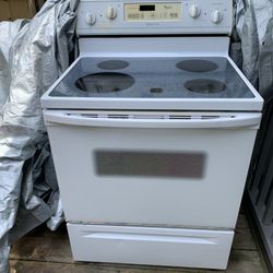 30” White Whirlpool Electric Stove Model # RF386PXED